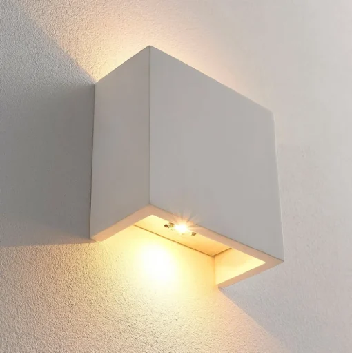 Anneke - hoekige LED wandlamp van gips