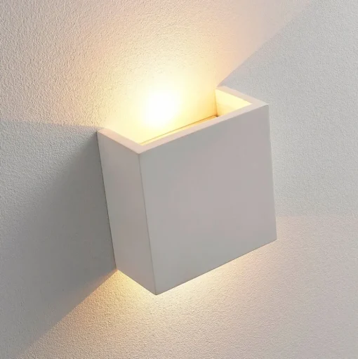 Anneke - hoekige LED wandlamp van gips