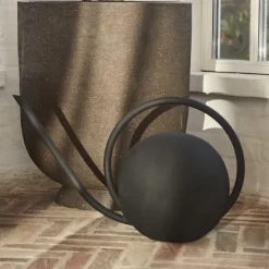 AYTM Gieter Globe, zwart, lengte 55,3 cm, aluminium
