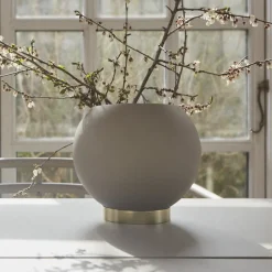 AYTM Globe bloempot, Ø 17 cm, grijsbruin, aluminium, staal