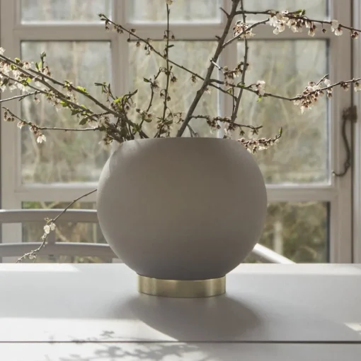 AYTM Globe bloempot, Ø 17 cm, grijsbruin, aluminium, staal