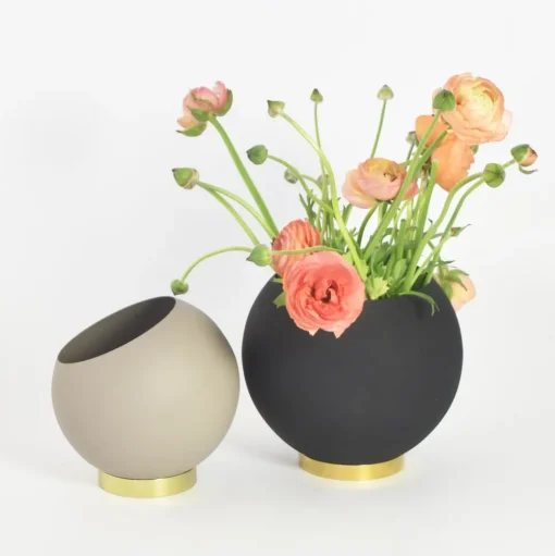 AYTM Globe bloempot, Ø 17 cm, grijsbruin, aluminium, staal