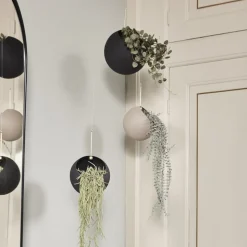 AYTM Globe bloempot, hangend, Ø 21 cm, zwart, aluminium
