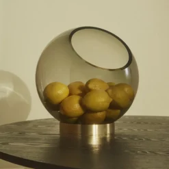 AYTM Globe vaas, Ø 17 cm, amber/goud, glas, roestvrij staal
