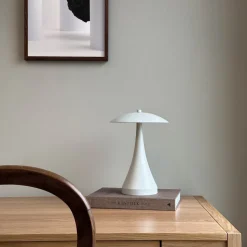 Dyberg Larsen LED tafellamp Vienna, crème, hoogte 28 cm