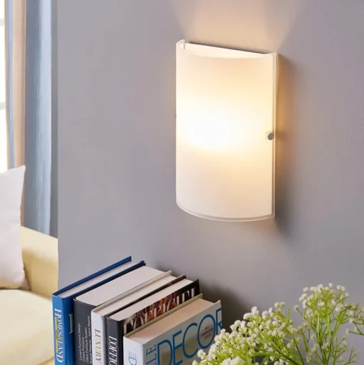 Eenvoudige wandlamp Giulia uit mat glas