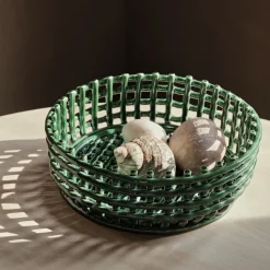 ferm LIVING Keramisch middenstuk mand, groen, Ø 29 cm, keramiek