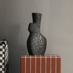 ferm LIVING Yara grote vaas, donkergrijs, hoogte 35 cm, keramiek
