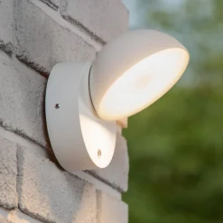 Finn LED wandlamp, wit, metaal, IP54, dag-/nachtsensor