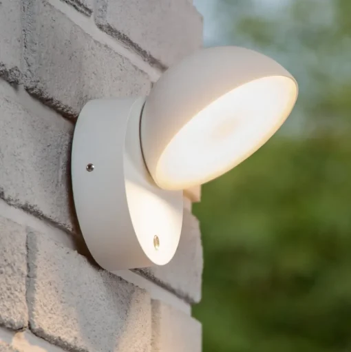 Finn LED wandlamp, wit, metaal, IP54, dag-/nachtsensor
