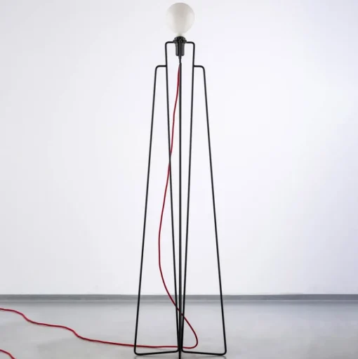 GRUPA Model M1 LED vloerlamp zwart, kabel rood