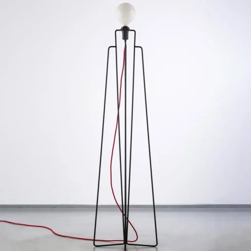 GRUPA Model M1 LED vloerlamp zwart, kabel rood