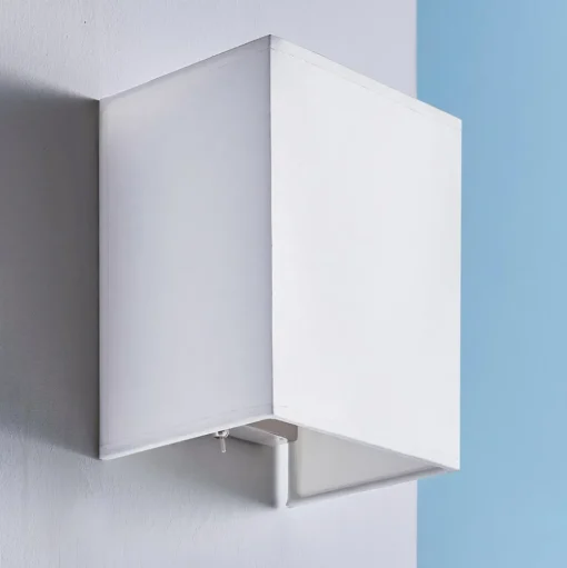 Hoekige, stoffen wandlamp Annalisa in wit
