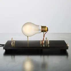 Ingo Maurer I Ricchi Poveri Monument voor een bol