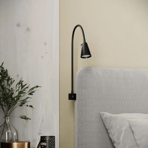 LED wandlamp Tuso, zwart, montage op bed, metaal