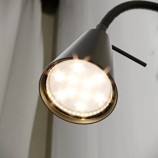 LED wandlamp Tuso, zwart, montage op bed, metaal