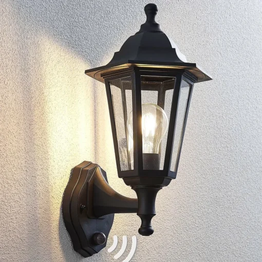 Lindby buitenwandlamp Nane, sensor, lantaarn, zeewaterbestendig