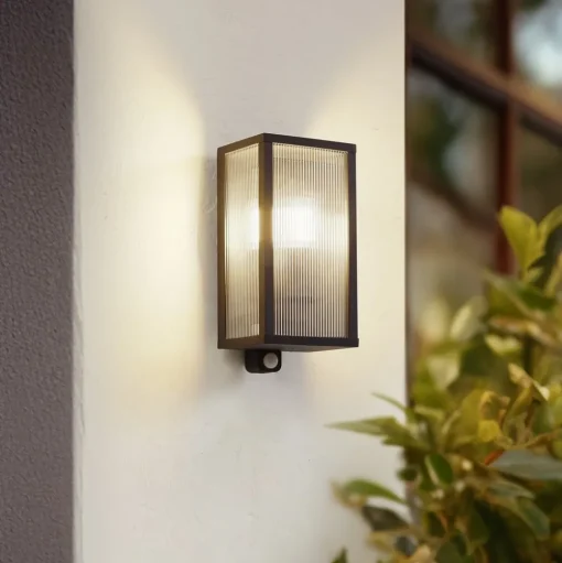 Lindby buitenwandlamp Peldar, sensor, geribbeld, IP44, E27