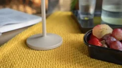 Lindby LED tafellamp op accu Esali, beige, metaal, IP65