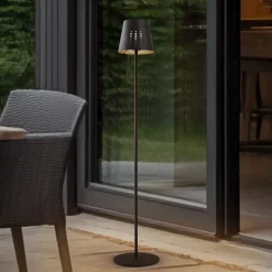 Lindby LED vloerlamp Hilario, zwart, ijzer, oplaadbare batterij
