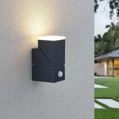 Lindby LED wandlamp Sally, 15 cm, antraciet, IP54, sensor