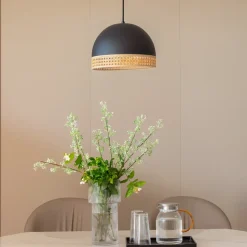 Lindby Lonnaris hanglamp, rotan, zwart, 1-lamps