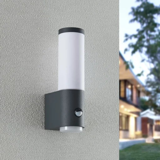 Lindby Okari buitenwandlamp met sensor, recht
