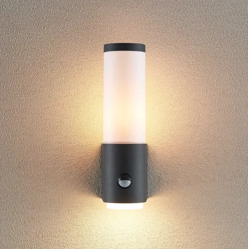 Lindby Okari buitenwandlamp met sensor, recht