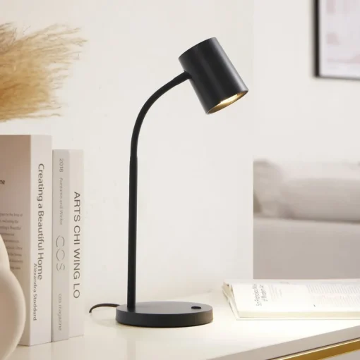 Lindby Radka tafellamp, zwart, kunststof, flexibele arm