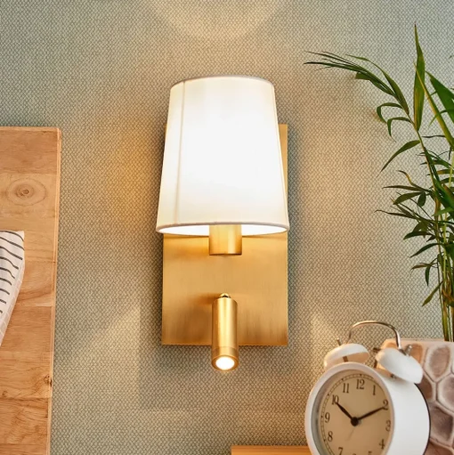 Lindby wandlamp Aiden, 30 cm, antiek messing, LED leeslampje