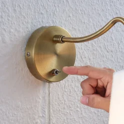 Lindby wandlamp Ethan, wit/oud messing, stekker, 28 cm, E14