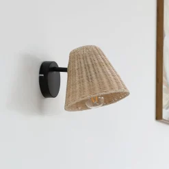 Lindby wandlamp Zyralia, houtkleurig, rotan, 19,5 cm hoog