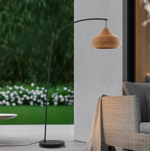 Lucande buiten vloerlamp Taniola, beige, rotan, 195cm, IP44