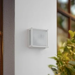Lucande buitenwandlamp Aurelien, wit, sensor, 25 x 25 cm