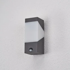 Lucande buitenwandlamp Kiran, sensor, grijs, IP44, E27