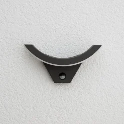 Lucande LED buiten wandlamp Half, sensor, antraciet, IP54