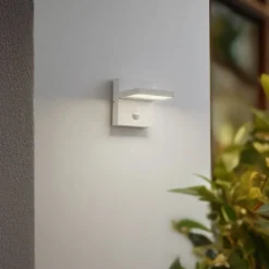 Lucande LED buiten wandlamp Silvan, wit, sensor, IP54, 16cm