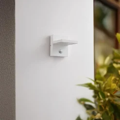 Lucande LED buiten wandlamp Silvan, wit, sensor, IP54, 16cm