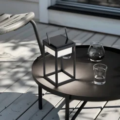 Lucande LED solar tafellamp Tilena, hoekig, zwart, dimbaar