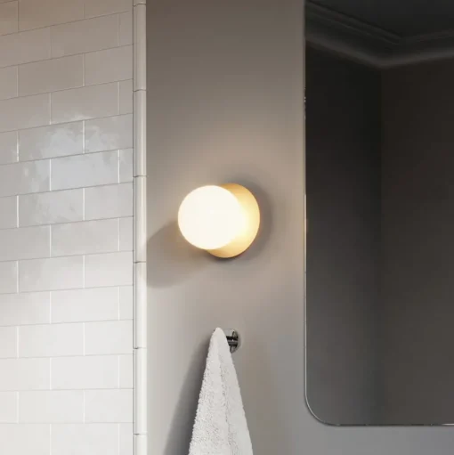 Nuura Liila 1 Medium wandlamp, 1-lamp goud/wit
