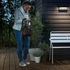 Philips LED buiten wandlamp Bustan Sensor 2.700 K