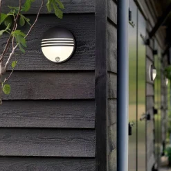 Philips Yarrow LED outdoor wandlamp met sensor
