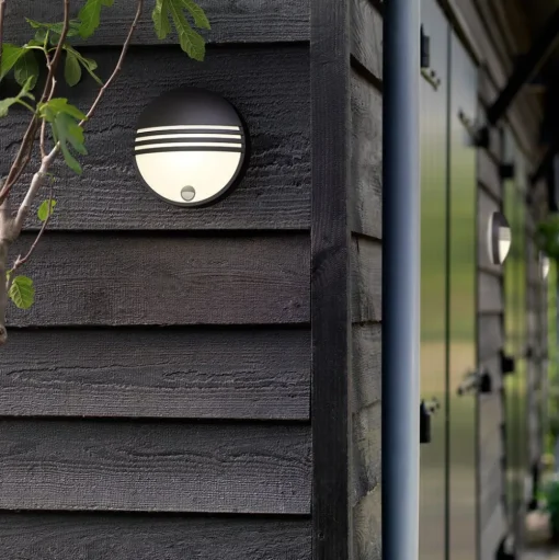 Philips Yarrow LED outdoor wandlamp met sensor