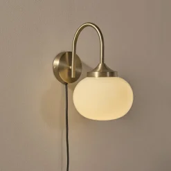 PR Home wandlamp Elsy, messingkleurig, crèmeglas, stekker