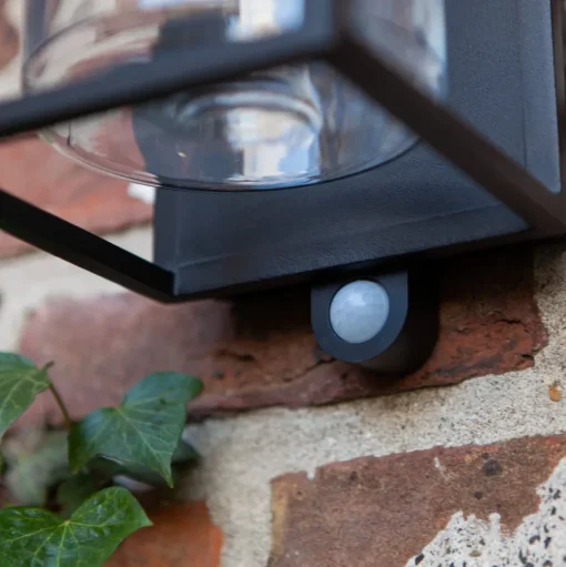 Solar-wandlamp Flair met sensor, kap centraal