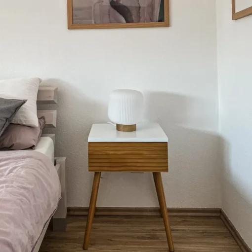 Tafellamp Milford met glazen kap en houten voet