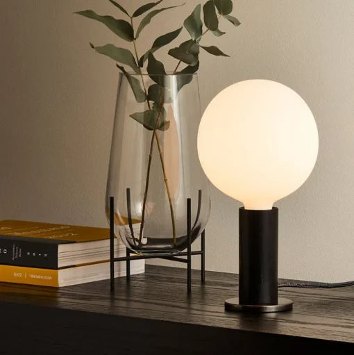 Tala tafellamp Knuckle, lamp van opaalglas, zwart eiken