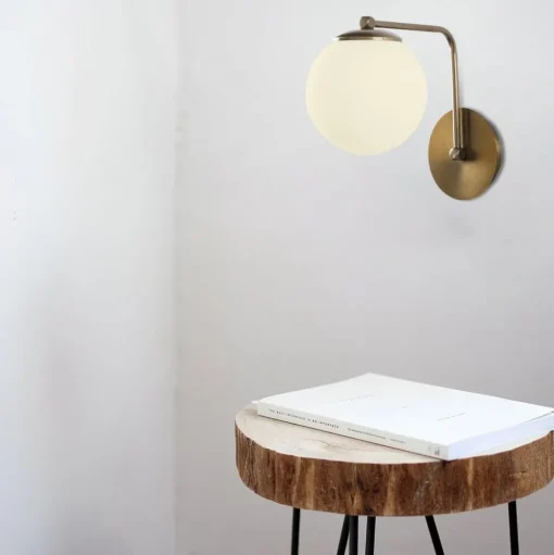 Wandlamp Daisy 146-A, goud, kap van opaalglas