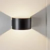 Wandlamp Fold met gebogen kap in zwart