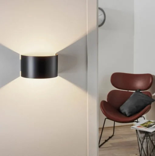 Wandlamp Fold met gebogen kap in zwart